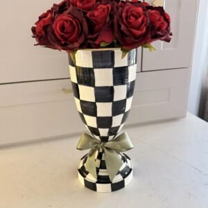 ayaklı siyah beyaz vazo